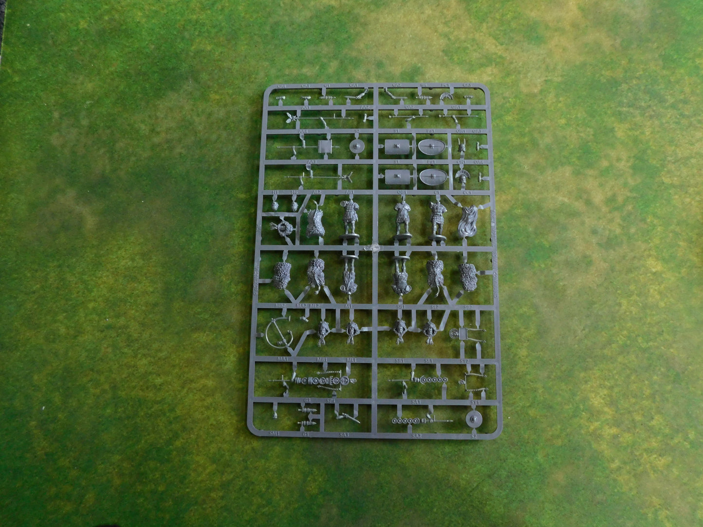 EARLY IMPERIAL ROMAN LEGIONARIES ADVANCING VICTRIX